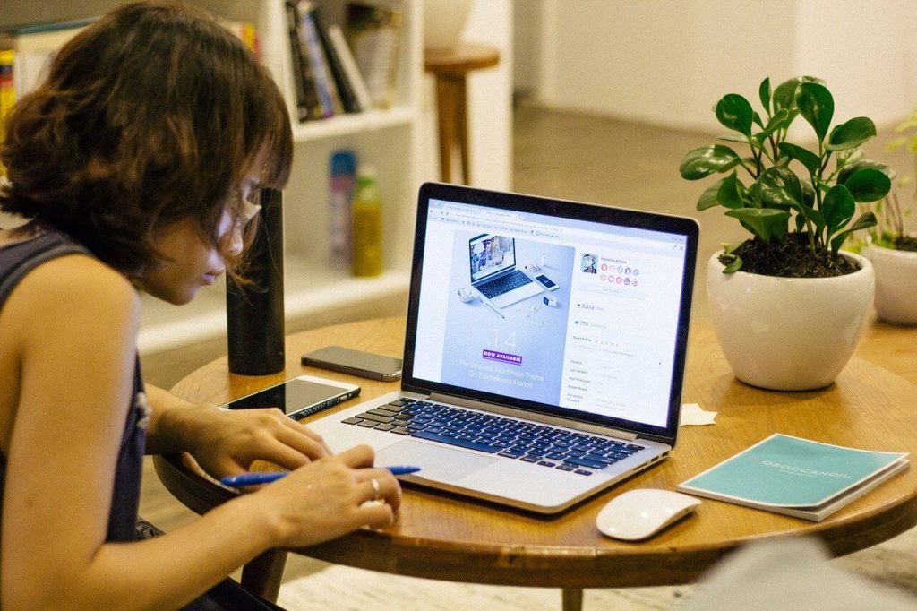パソコンでオンライン学習を始める社会人